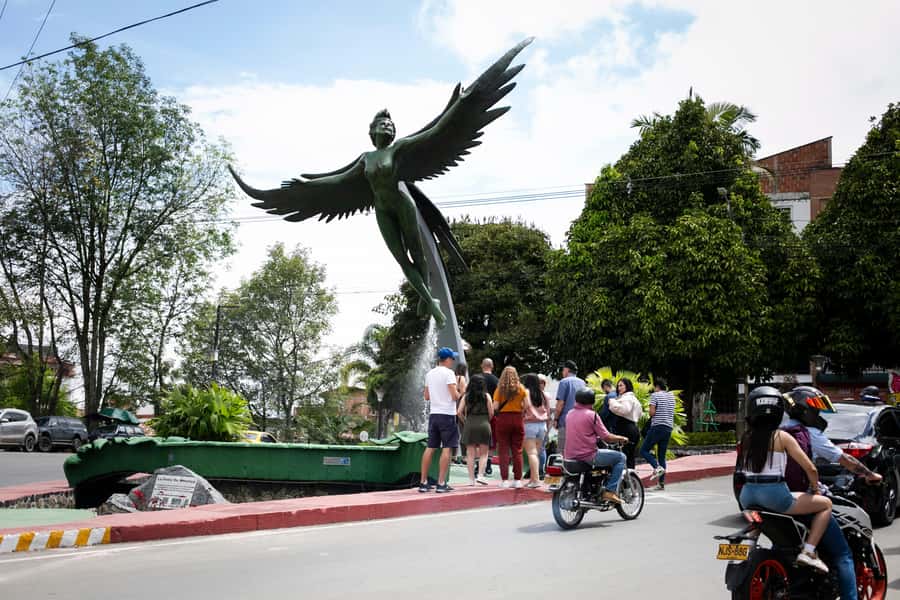 From Medellin: Guatape El Peñol with boat + gastronomic tour - El Peñol tells a story of rebuilding