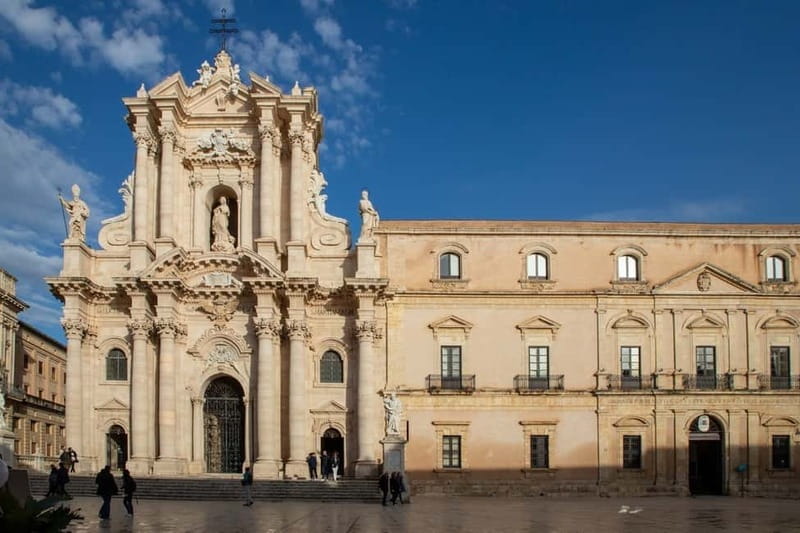 Guided tour of Ortigia with Fish Street Food at the market - The Fountain of Arethusa and an old Sicilian myth