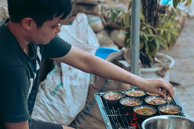Ha Noi Walking Food Tour, Non Vegetarian,Vegan, vegetarian Option - Guides who make the food easier to understand