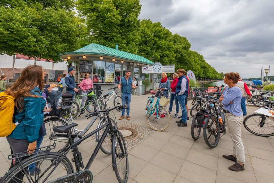 Hannover: Guided Bike Tour for Foodies with Tastings - The New Town Hall and central Hannover