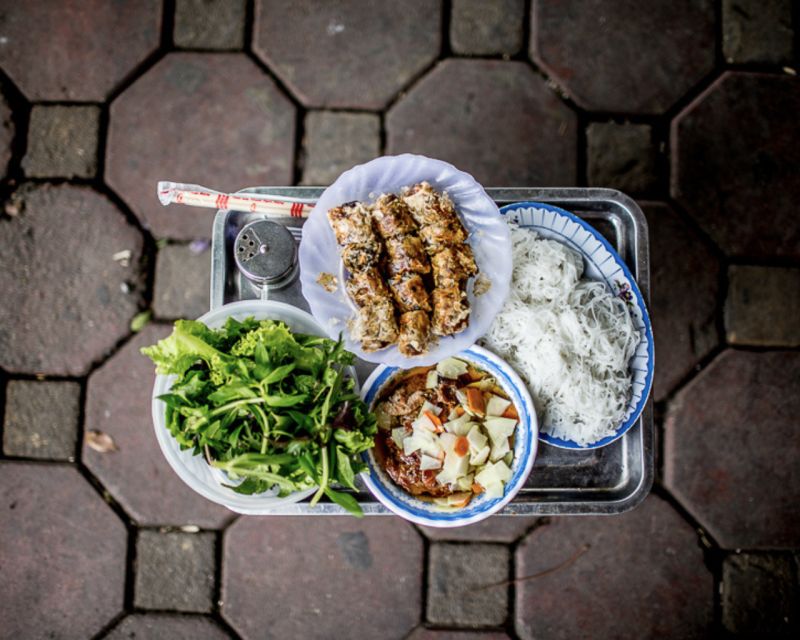 Hanoi: 7 Tastings Street Food Tour with Train Street - Why a food tour makes sense in Hanoi