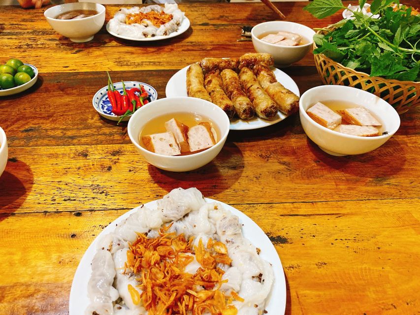 Hanoi: 7 Tastings Street Food Tour with Train Street - Hanoi Train Street as the final stop
