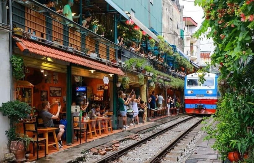 Hanoi: Eat Like a Local Small Group Street Food Tour - The first round: papaya salad, noodles, and grilled pork