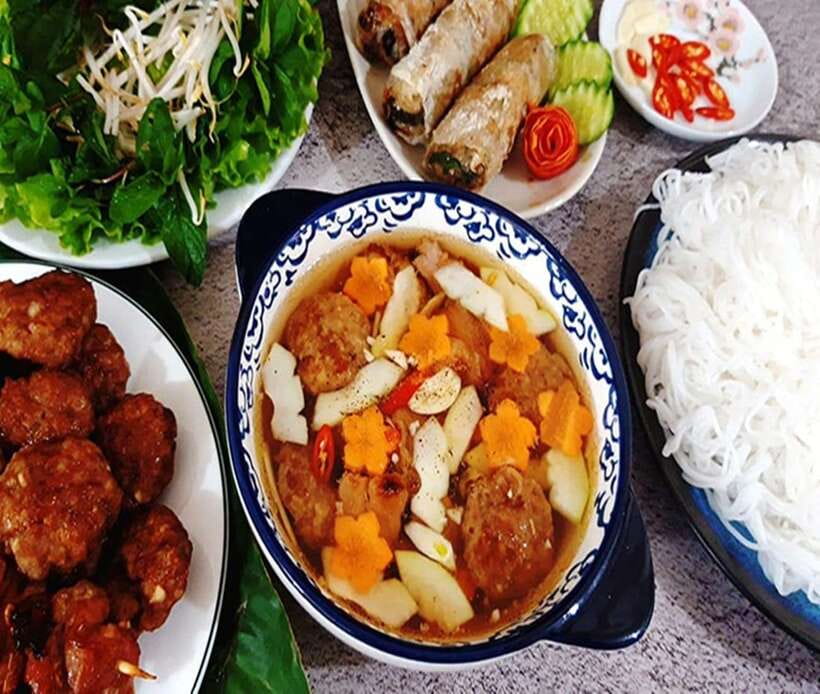 Hanoi: Eat Like a Local Small Group Street Food Tour - A flexible menu for vegetarians and allergies