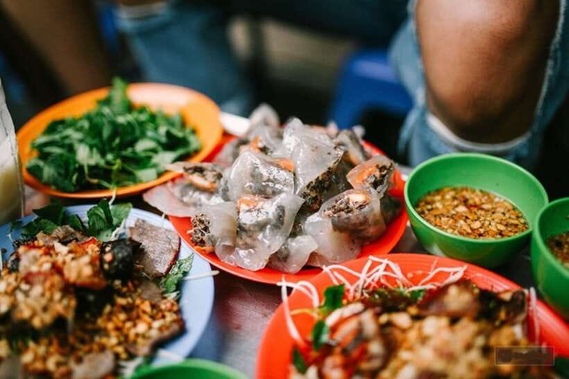 Hanoi: Eat Like a Local Small Group Street Food Tour - Crossing Hanoi’s streets between bites