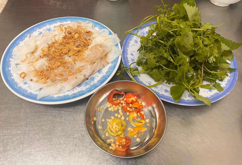 Hanoi: Guided Street Food Tour with Train Street Experience - What you learn between bites
