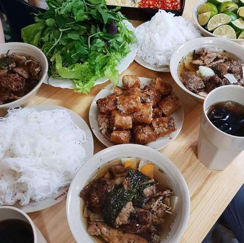 Hanoi: Michelin Guide Street Food Walking Tour - Second stop: crispy eel and glass noodles