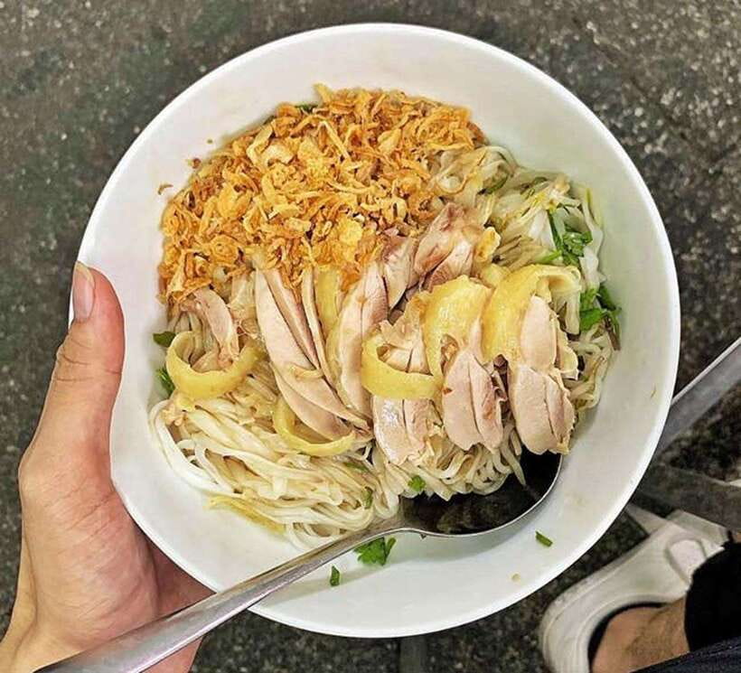 Hanoi: Michelin Guide Street Food Walking Tour - What the guides add to the food