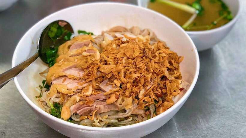Hanoi: Michelin Guide Street Food Walking Tour - First stop: dry chicken pho after thirty years