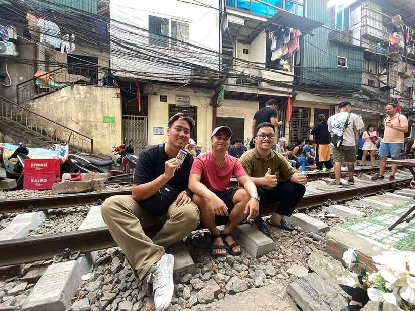 Hanoi: Old Quarter Street Food Tour with 12+ Tastings - Exploring the Old Quarter between bites