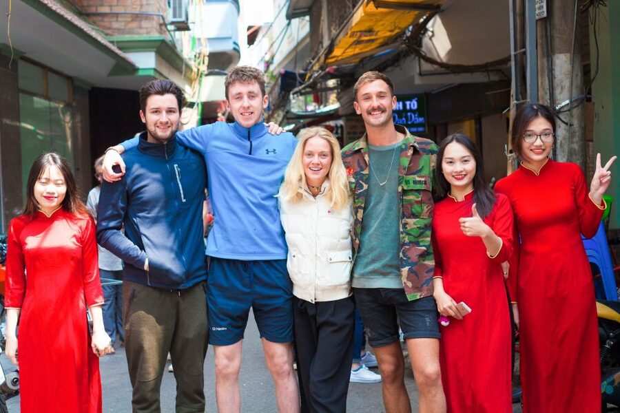 Hanoi: Small-Group Street Food Walking Tour - Group size, private options, and the evening schedule