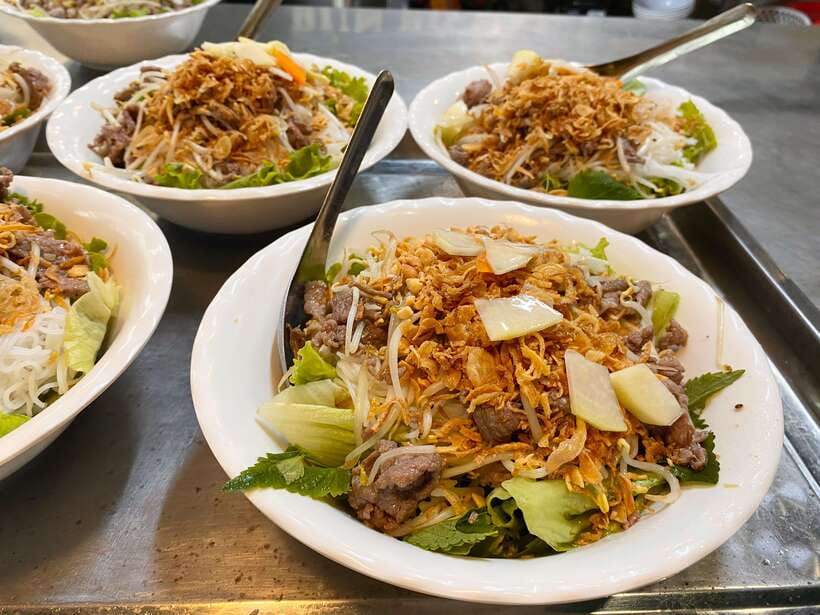 Hanoi: Vietnamese Street Food Tour with Egg Coffee - Meeting in the Old Quarter