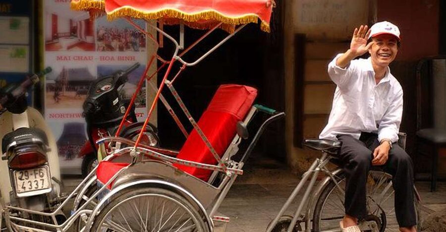 Hanoi Walking Street Food Tour & Cyclo Ride - Phở and the bowl that follows