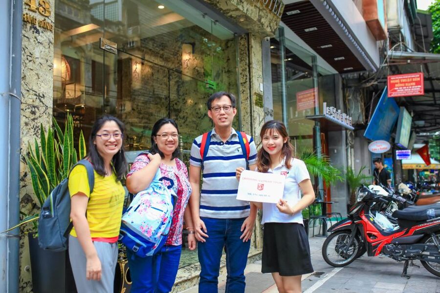 Hanoi Walking Street Food Tour & Cyclo Ride - Bánh mì, pâté, and a practical lunch stop