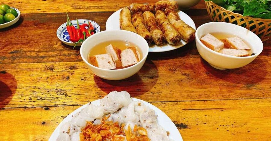Hanoi: Walking Street Food Tour & Train Street w/Local Guide - Key Points