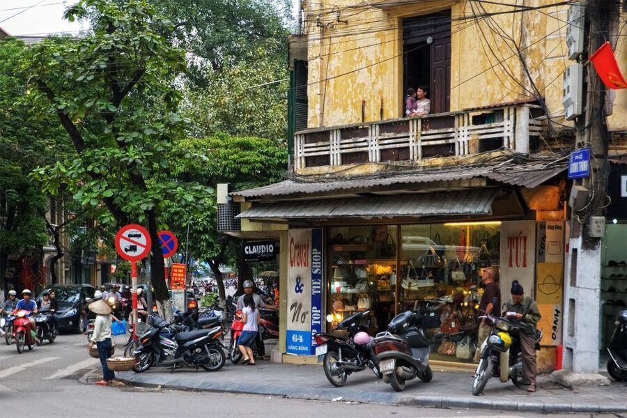 Hanoi: Walking Street Food Tour & Train Street w/Local Guide - Six or Seven Hanoi Dishes, So Pace Yourself
