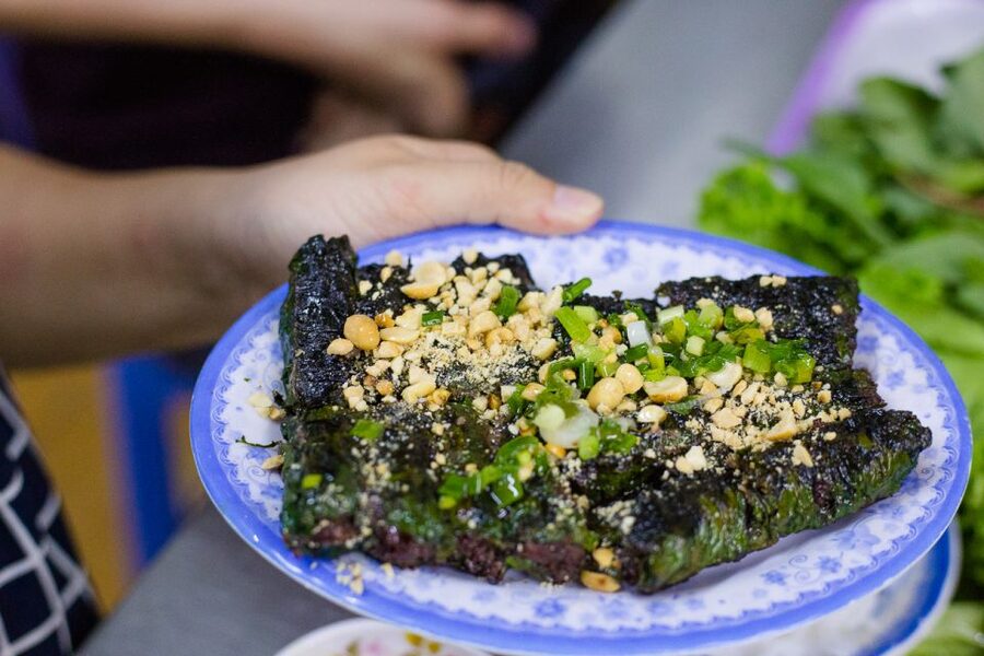 Ho Chi Minh City: Private Street Food Evening Walking Tour - The night flower market and a sweet finish