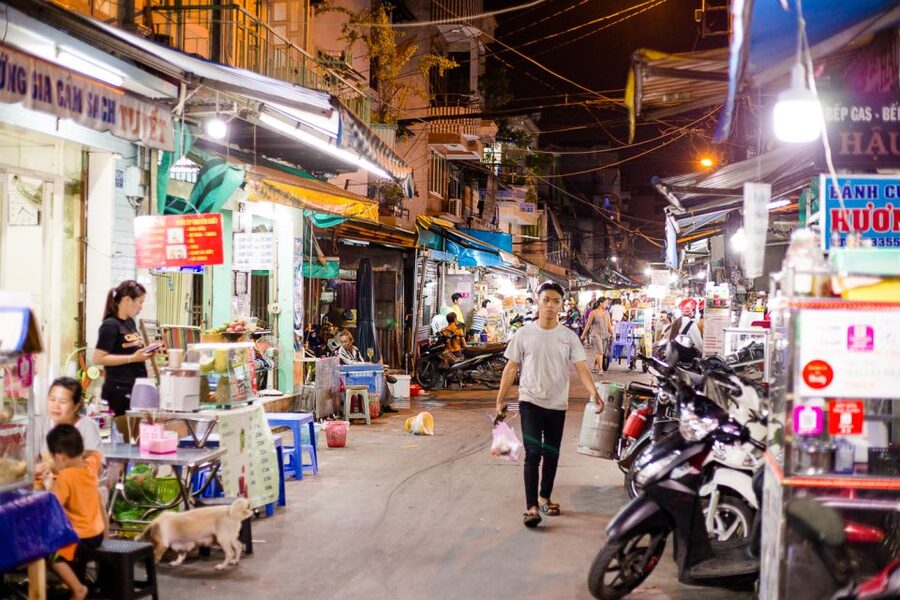 Ho Chi Minh City: Private Street Food Evening Walking Tour - Starting with bánh xèo and bánh khọt