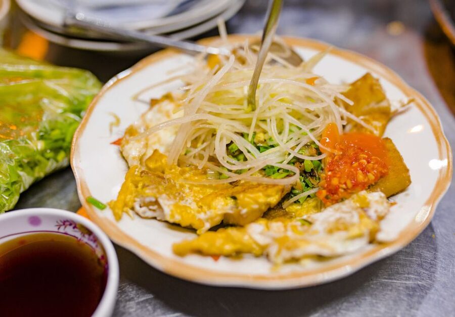 Ho Chi Minh City: Private Street Food Evening Walking Tour - Bột chiên and bánh cuốn in the food alleys