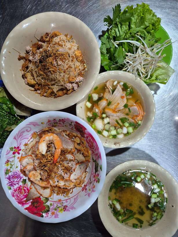 Ho Chi Minh City: Walking Food Tour with 13 Tastings - The food challenge: snails stuffed with pork