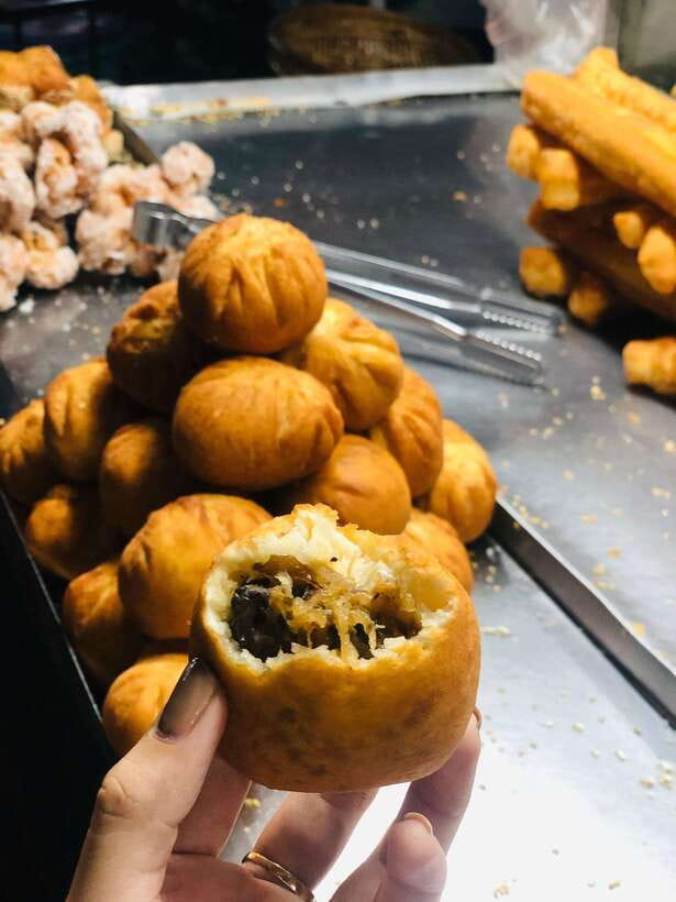 Ho Chi Minh City: Walking Food Tour with 13 Tastings - Stop four: Chợ Hồ Thị Kỷ and the flower market