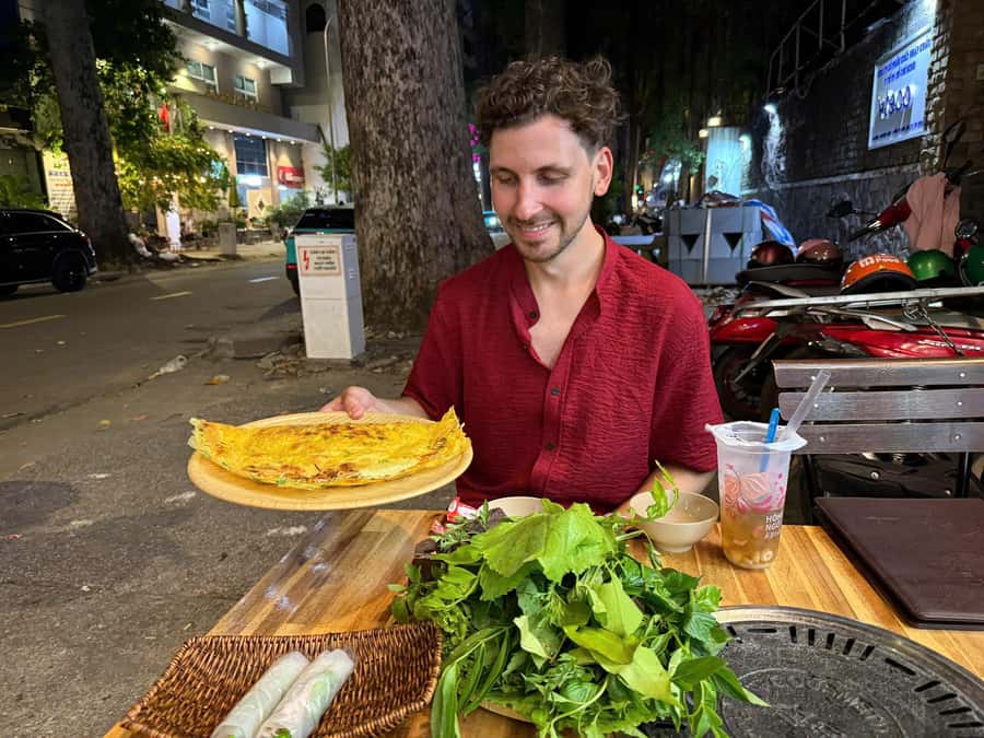 Ho Chi Minh: Local Food Tour by Scooter with Vegan Option - The first stop: a warm bowl of local noodles