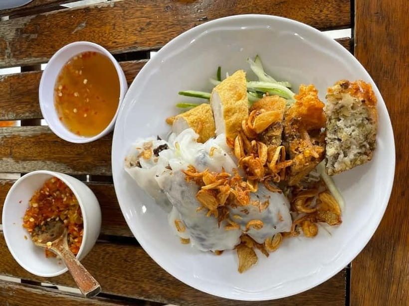 Ho Chi Minh: Original Walking Street Food Tour with Foodies - What the 210 minutes feels like