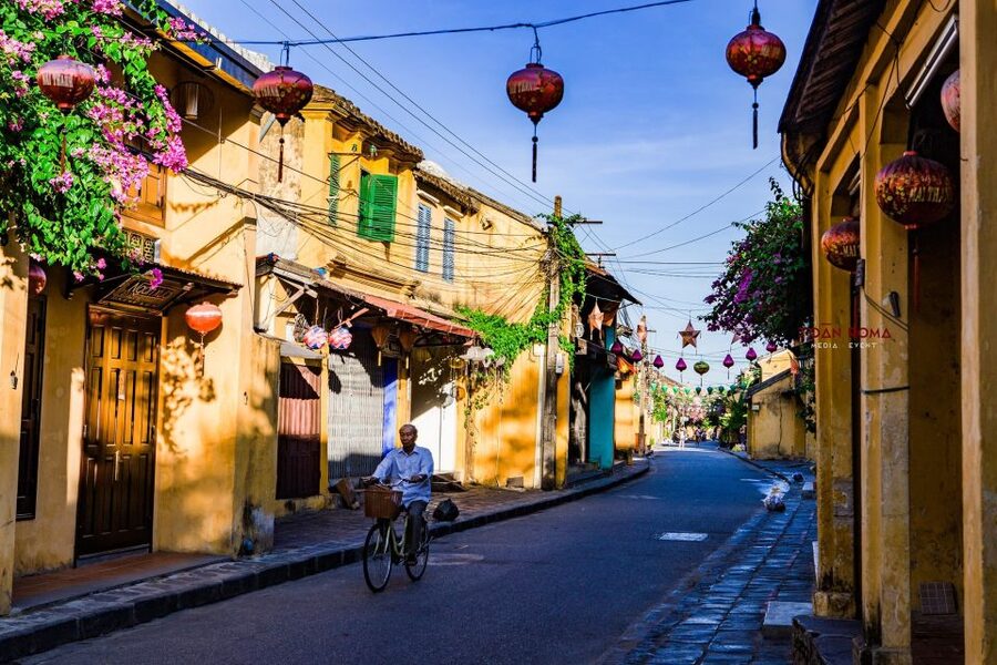 Hoi An: 2.5-Hour Street Food Tour - Cao Lau, banh mi, and banh khot