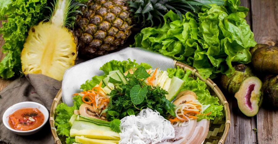 Hoi An: Evening Food Tour with 7 Tastings and Boat Trip - A Traditional Boat and One Floating Lantern