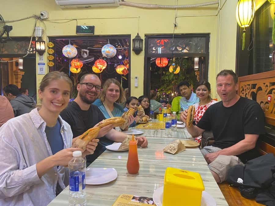 Hoi An food tour - Crispy banh xeo and the pleasure of wrapping your own bite