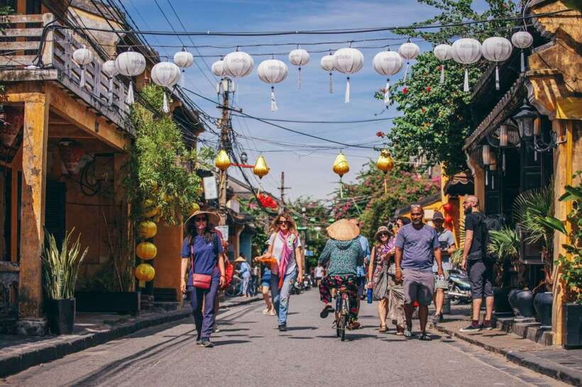 Hoi An: Sunset Food Tasting Tour - Stop one: a long-running bakery and Hoi An banh mi