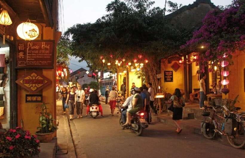 Hoi An: Sunset Food Tasting Tour - Hoi An specialties: Cao Lau, chicken rice, and rice cakes