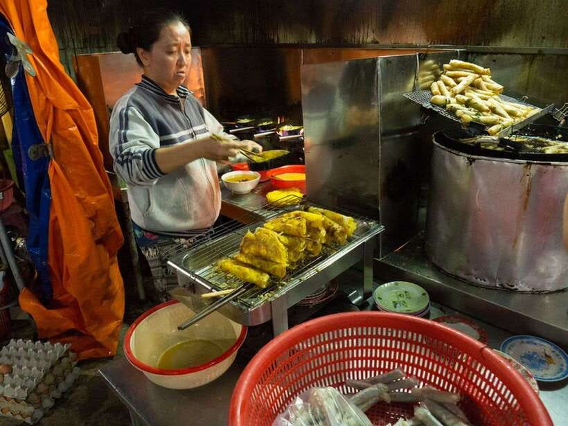 Hoi An: Sunset Food Tasting Tour - Alleys, a favorite restaurant, and a sweet finish
