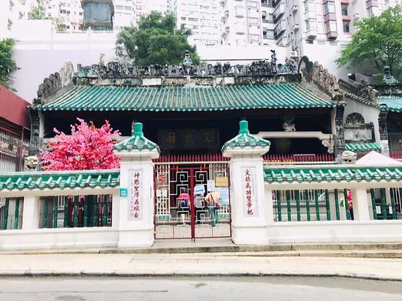 Hong Kong Day Tour: Priority Peak Tram, City Walk & Dim Sum - The jewelry-shop stop and other limitations