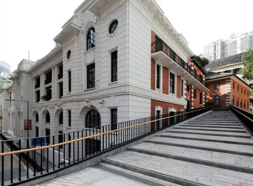 Hong Kong Day Tour: Priority Peak Tram, City Walk & Dim Sum - Old Town Central, one street at a time