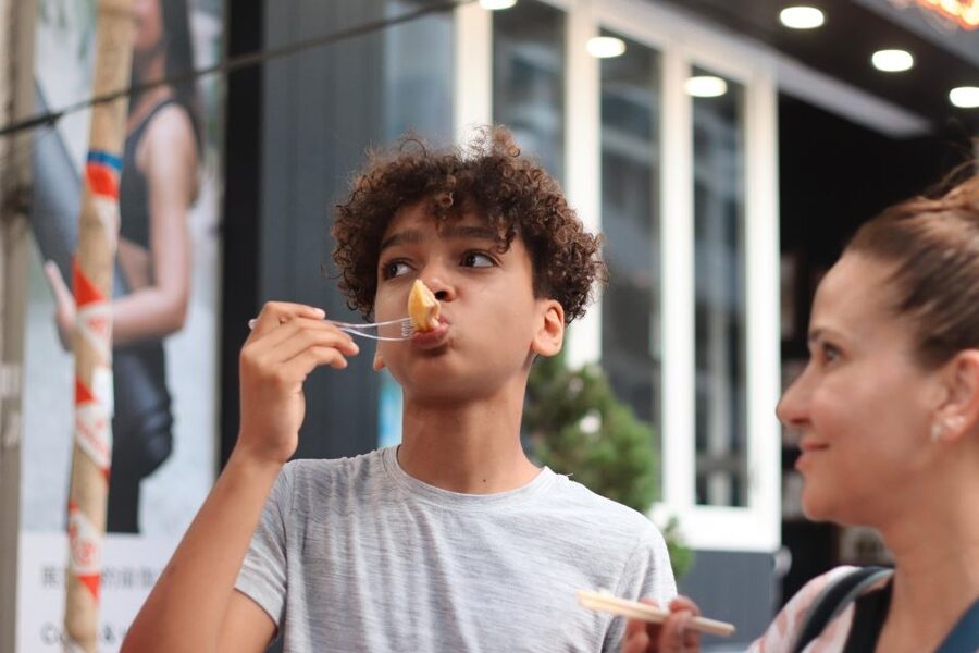 Hong Kong: Street Food Tour with Locals - Dim Sum and Wonton - Finishing at Central Market