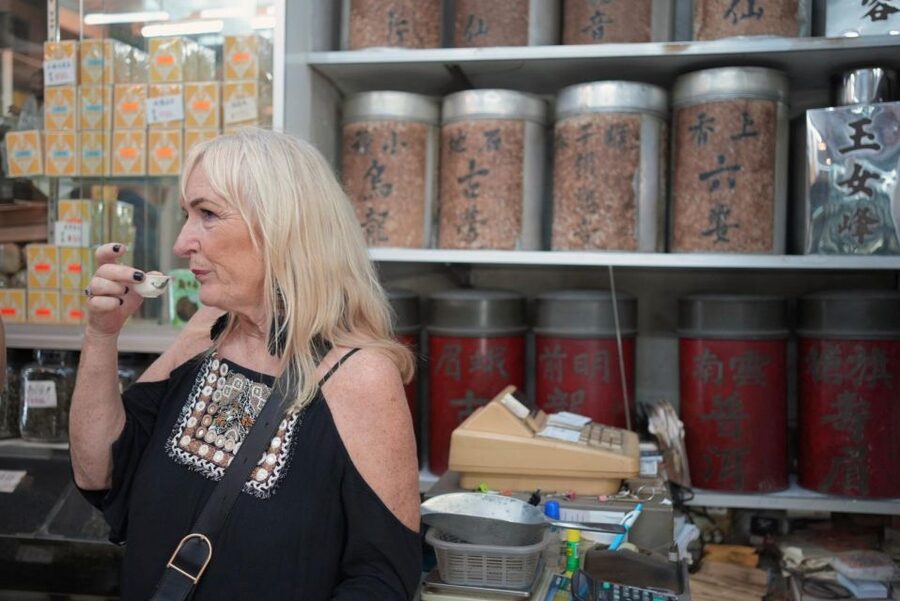 Hong Kong: Street Food Tour with Locals - Dim Sum and Wonton - Cha chaan teng classics and the silk-stocking tea explanation
