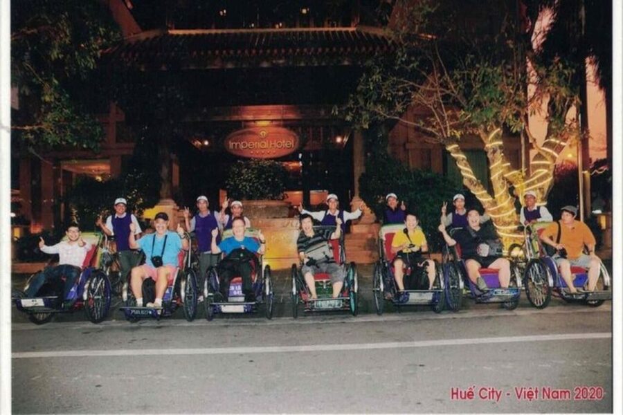 Hue: Night Street Food Tour by Cyclo with a Local Guide - Che Hue closes the food trail