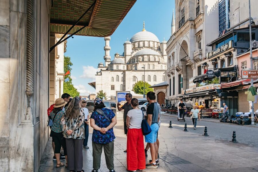 Istanbul: European and Asian Side Guided Foodie Walking Tour - Guides make the difference