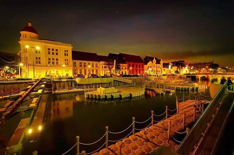 Jakarta: Private Guided Sightseeing & Street Food Night Tour - The National Monument after dark