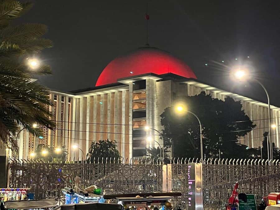 Jakarta: Private Guided Sightseeing & Street Food Night Tour - The private car is a major part of the value