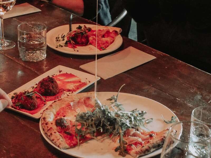 Kelowna: Walking Food Tour with 7 Tastings and 4 Drinks - How much food you actually get