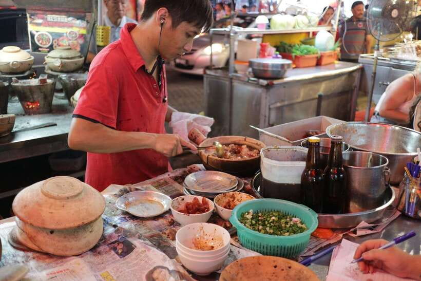 Kuala Lumpur: Nightlife Street Food Tour with 6 Tastings - A quiet tea stop after the food