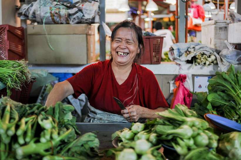 Kuala Lumpur: Private Food Tour – 10 Tastings with Locals - Nasi lemak, paper dosa, and a broad tasting menu