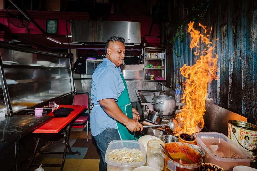 Kuala Lumpur: Sambal Street Food Tour with 15+ Tastings - The opening market walk through Chow Kit