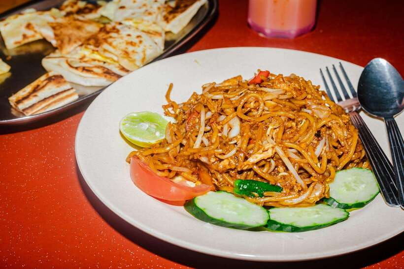 Kuala Lumpur: Sambal Street Food Tour with 15+ Tastings - Roti canai, curry, and a little hands-on fun