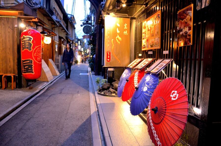 Kyoto: Casual Pontocho Evening Food Tour - Gion Shirakawa and Kyoto’s lantern-lit lanes