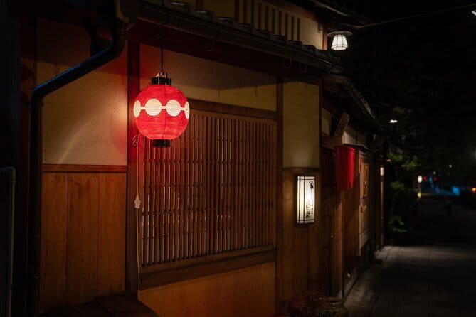 Kyoto: Gion & Pontocho Food Tour with 13 Dishes - Yasaka Shrine Sets the Evening’s Mood