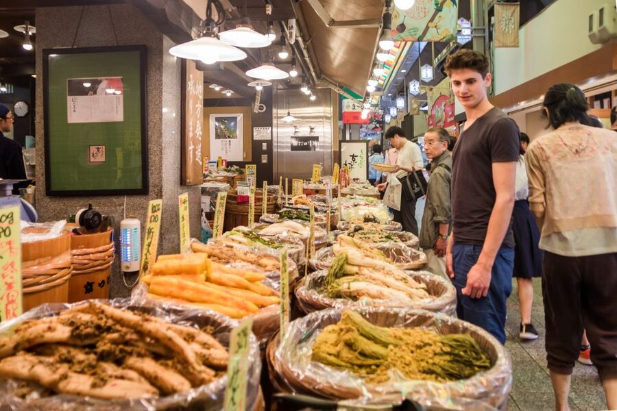 Kyoto: Nishiki Market Food Tour - Meeting near Kawaramachi Station