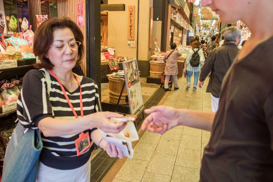Kyoto: Nishiki Market Food Tour - From seafood to tea and Kyoto specialties